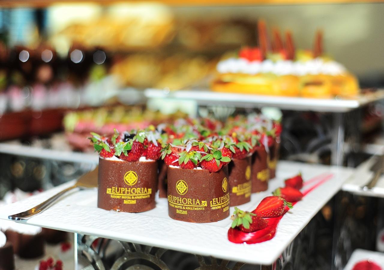 Euphoria Batumi Convention & Casino Hotel Exterior foto Chocolate desserts