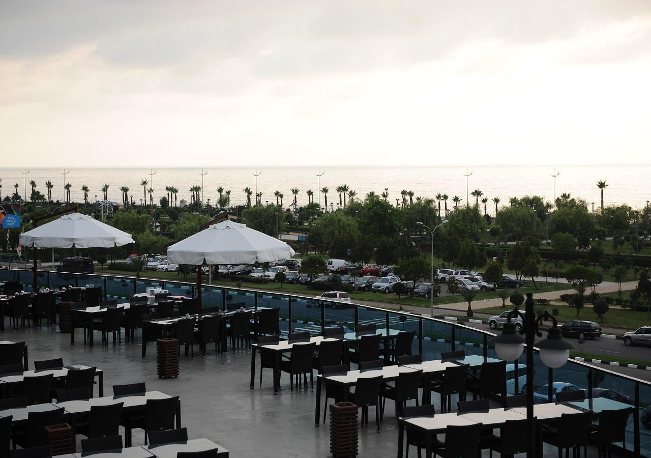 Euphoria Batumi Convention & Casino Hotel Exterior foto The outdoor seating area at the restaurant