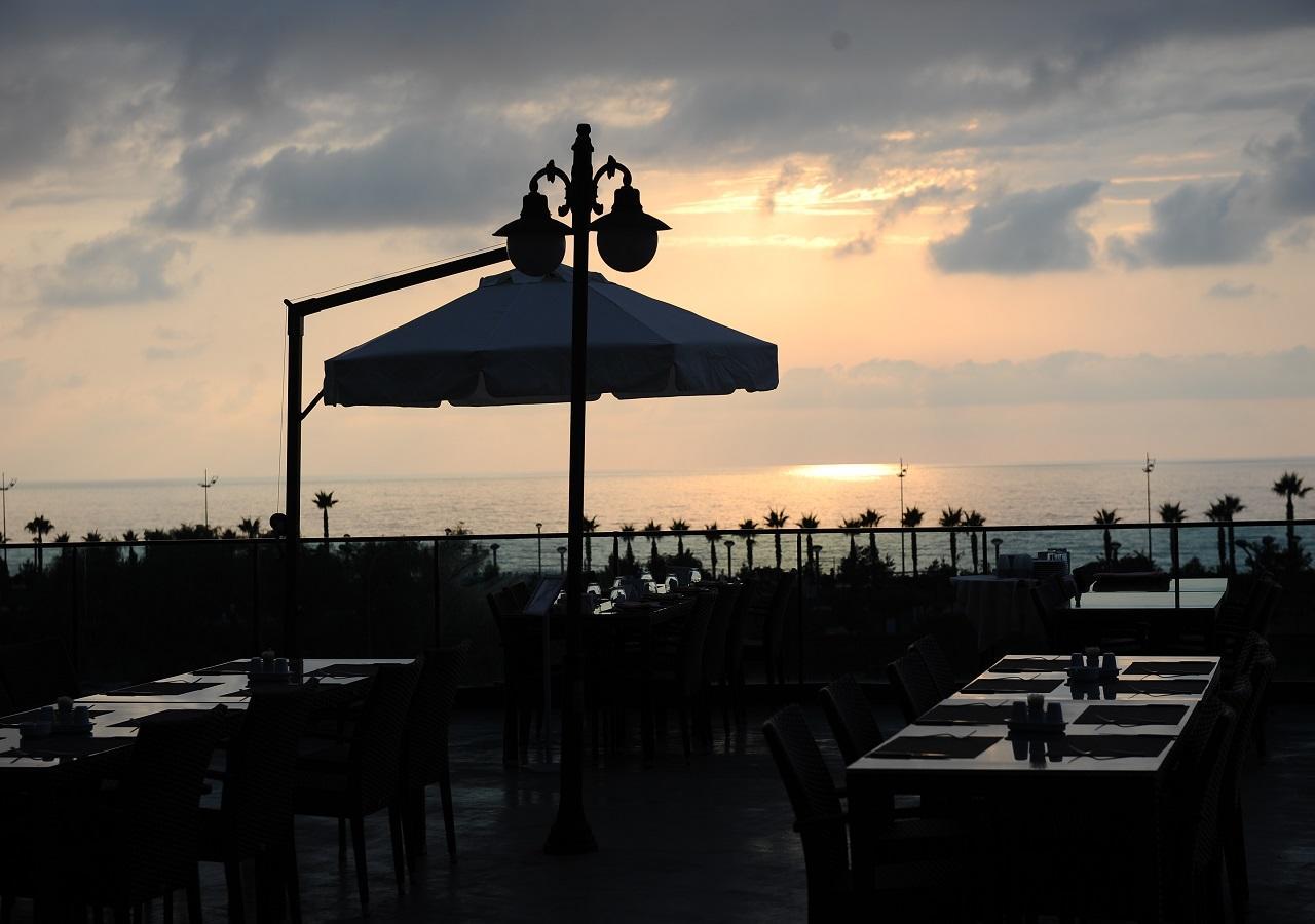 Euphoria Batumi Convention & Casino Hotel Exterior foto Sunset at the rooftop bar