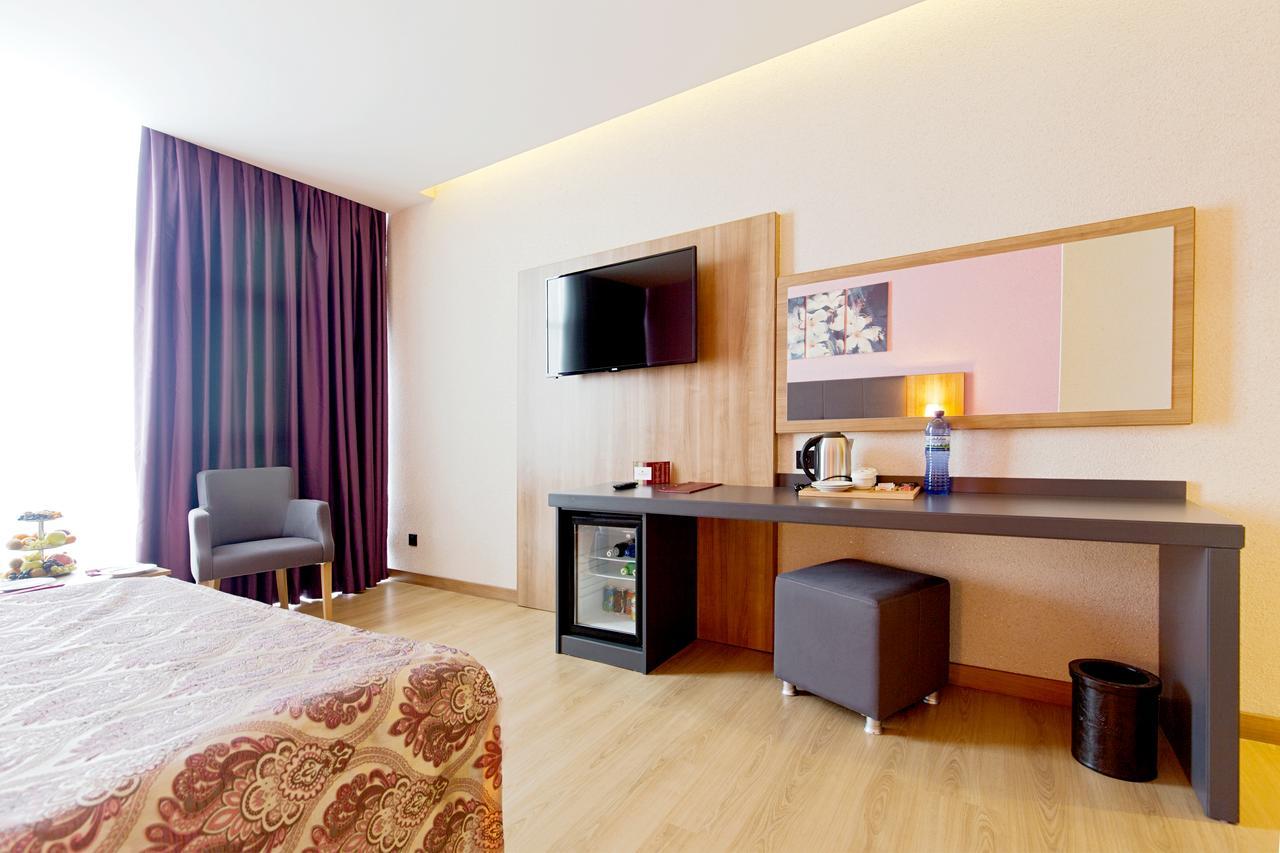 Euphoria Batumi Convention & Casino Hotel Exterior foto A room at the hotel