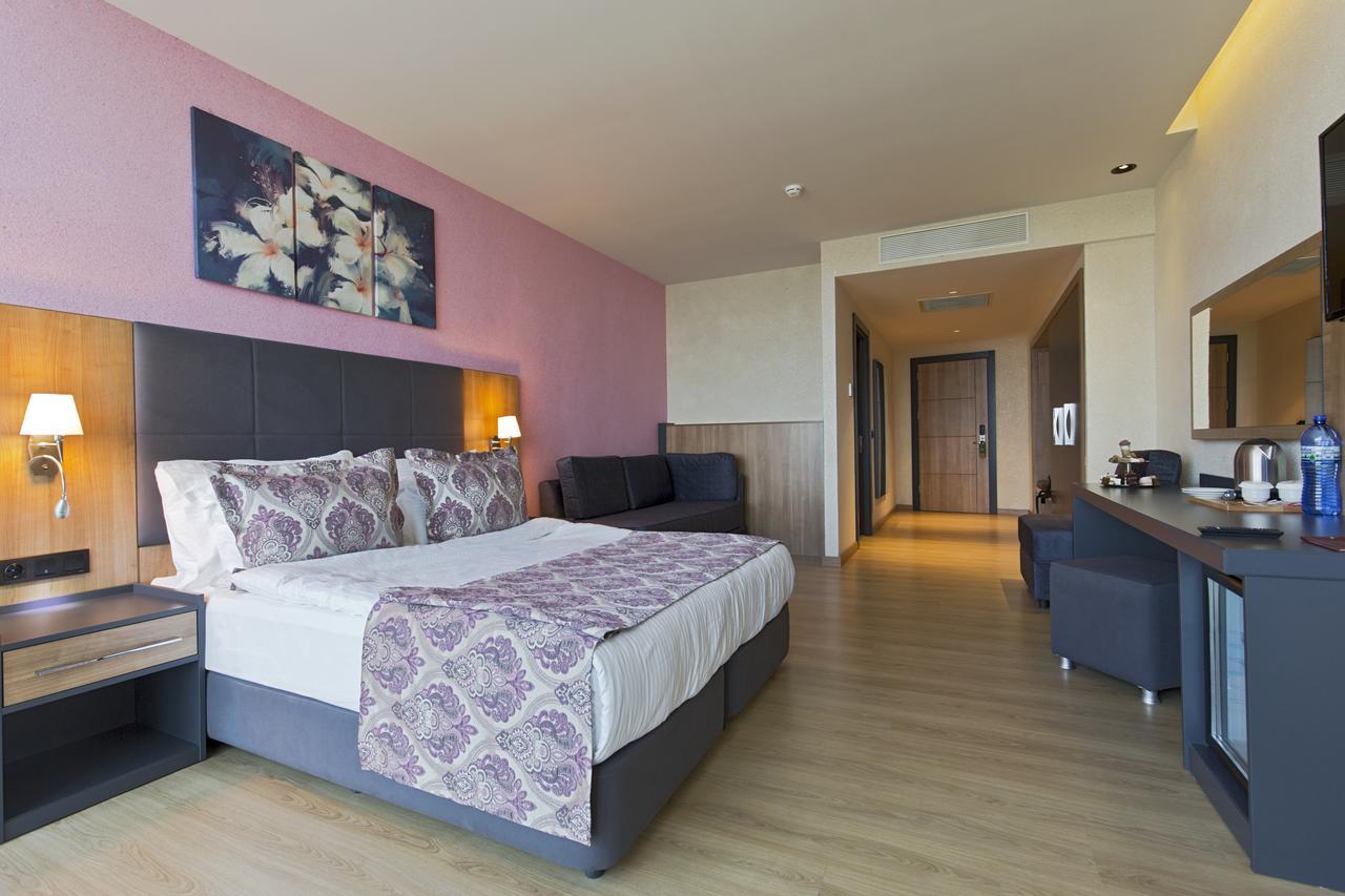Euphoria Batumi Convention & Casino Hotel Exterior foto A room at the hotel