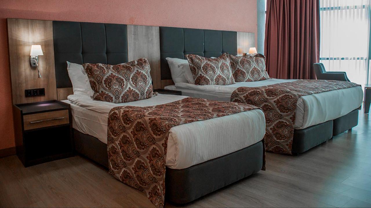 Euphoria Batumi Convention & Casino Hotel Exterior foto A bed runner