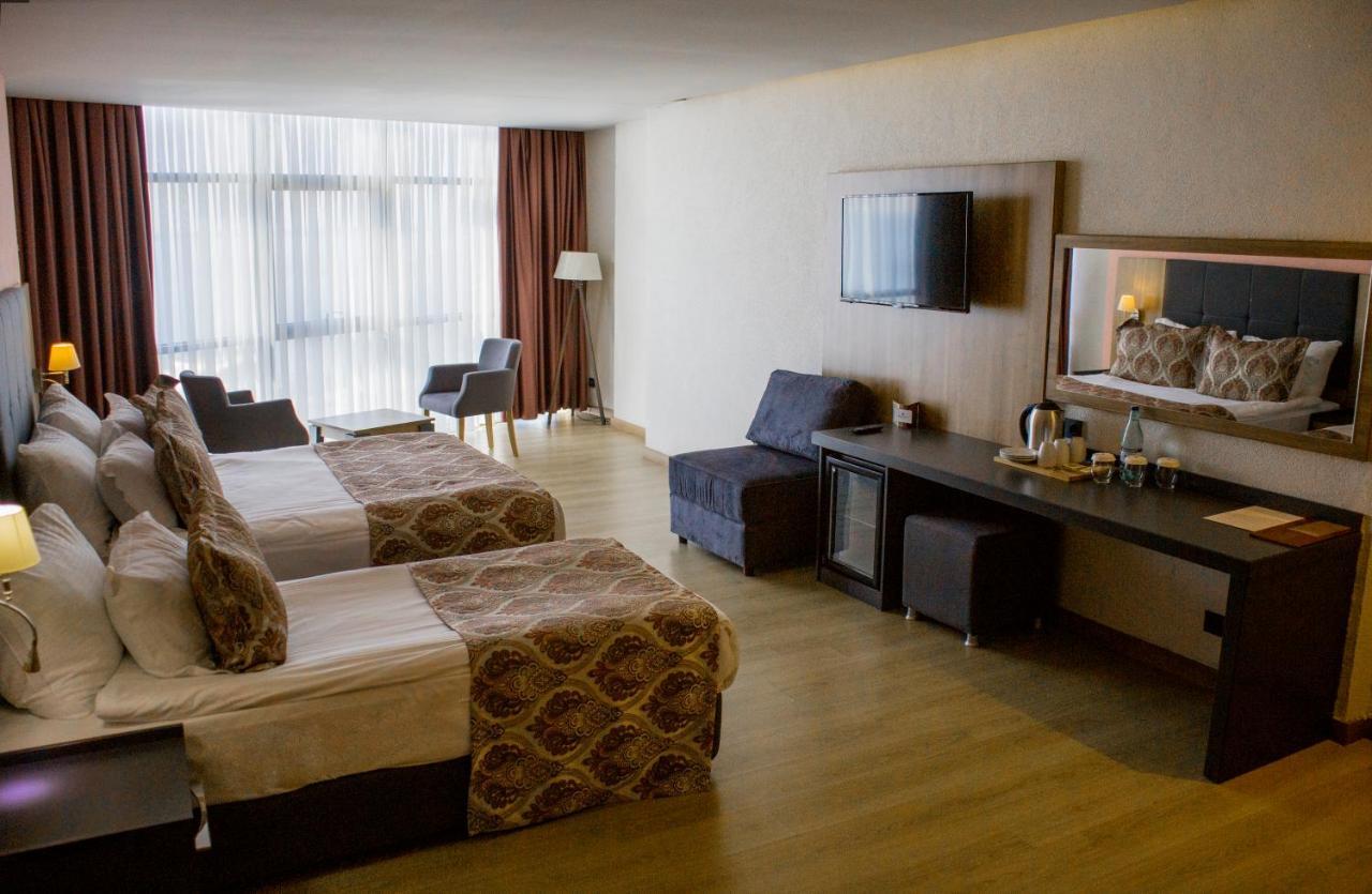 Euphoria Batumi Convention & Casino Hotel Exterior foto A room at the hotel