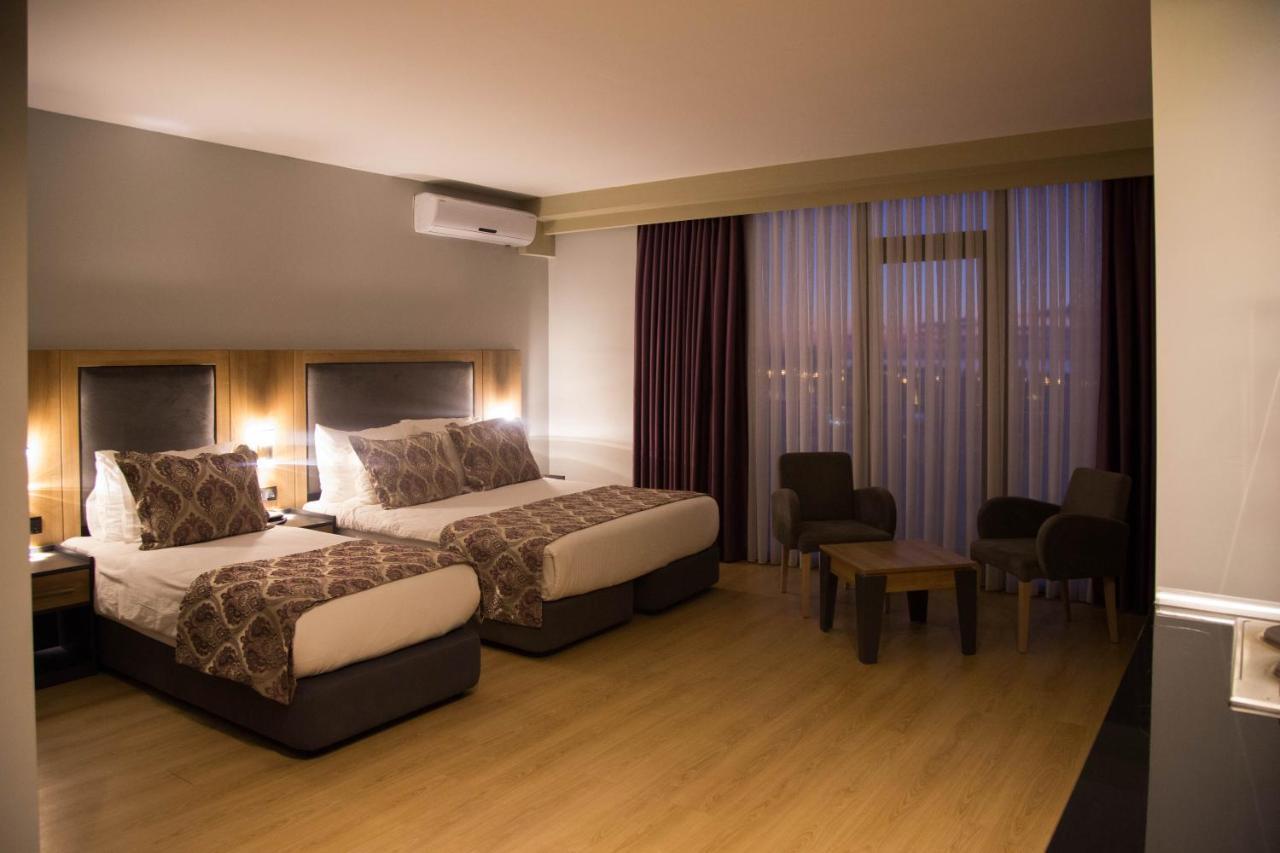 Euphoria Batumi Convention & Casino Hotel Exterior foto A room at the hotel